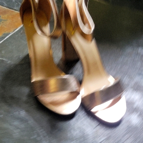 Beautiful Rose Gold Block Heel Sandals Metallic Size 10, Sexy - Picture 8 of 9